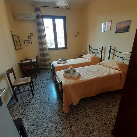 Bed and Breakfast L'Agrifoglio Di Emy Guspini Exterior foto
